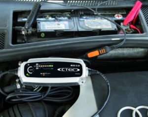 Wie Sie Ladegeräte bei der Autobatterie richtig anschließen und laden, Blog